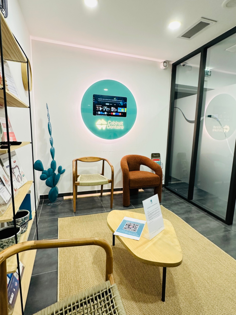 Ecran salle d'attente MURA bleu cyan cabinet Fuveau