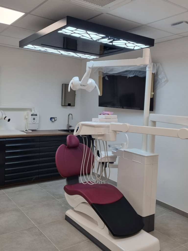 Plafonnier quadra installé pour henryschein